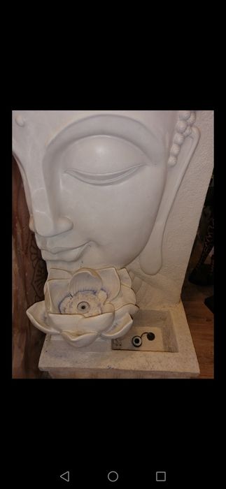 Fonte  de  água a circular   com  luz