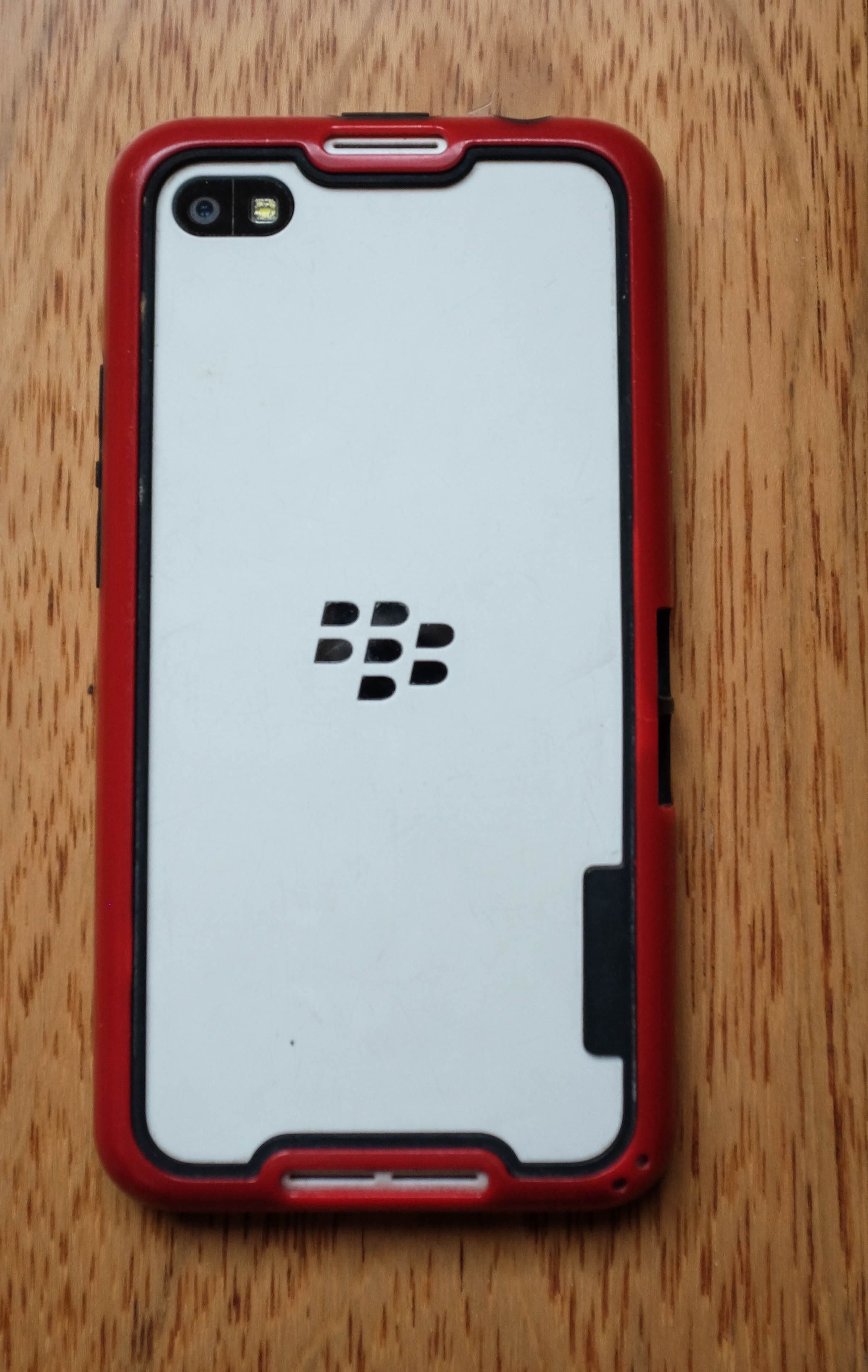 телефон Blackberry Z30 з оригінальною зарядкою та фірменим бампером