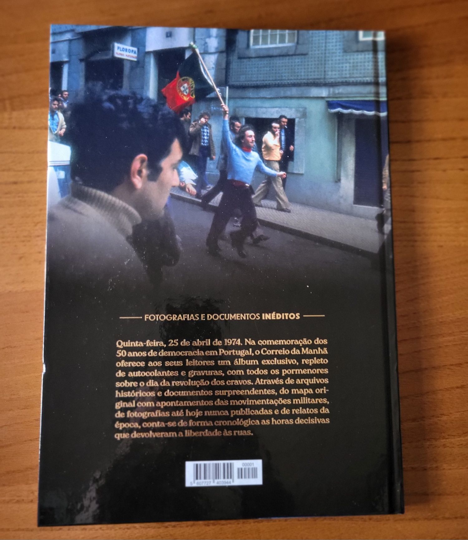 Livro comemorativo 25 de abril
