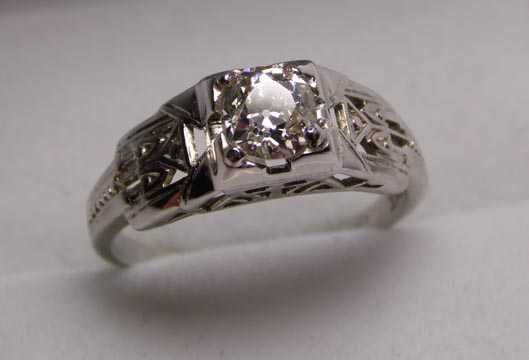 Pierścionek z diamentem 0,42 ct. Białe złoto ażurowa oprawa vintage.