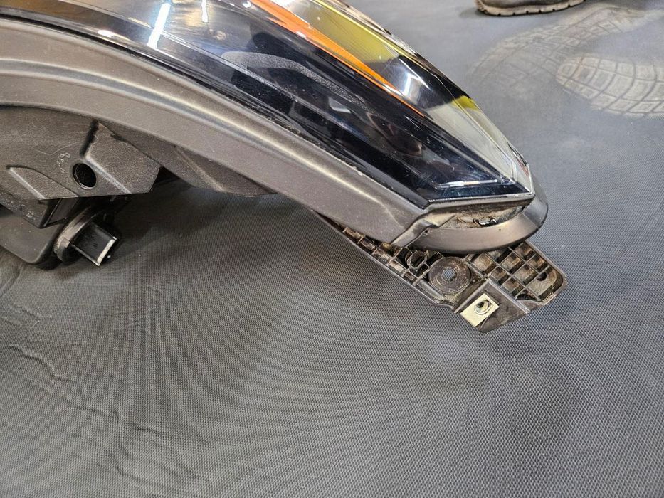 Фара права болт BOLT EUV 2023