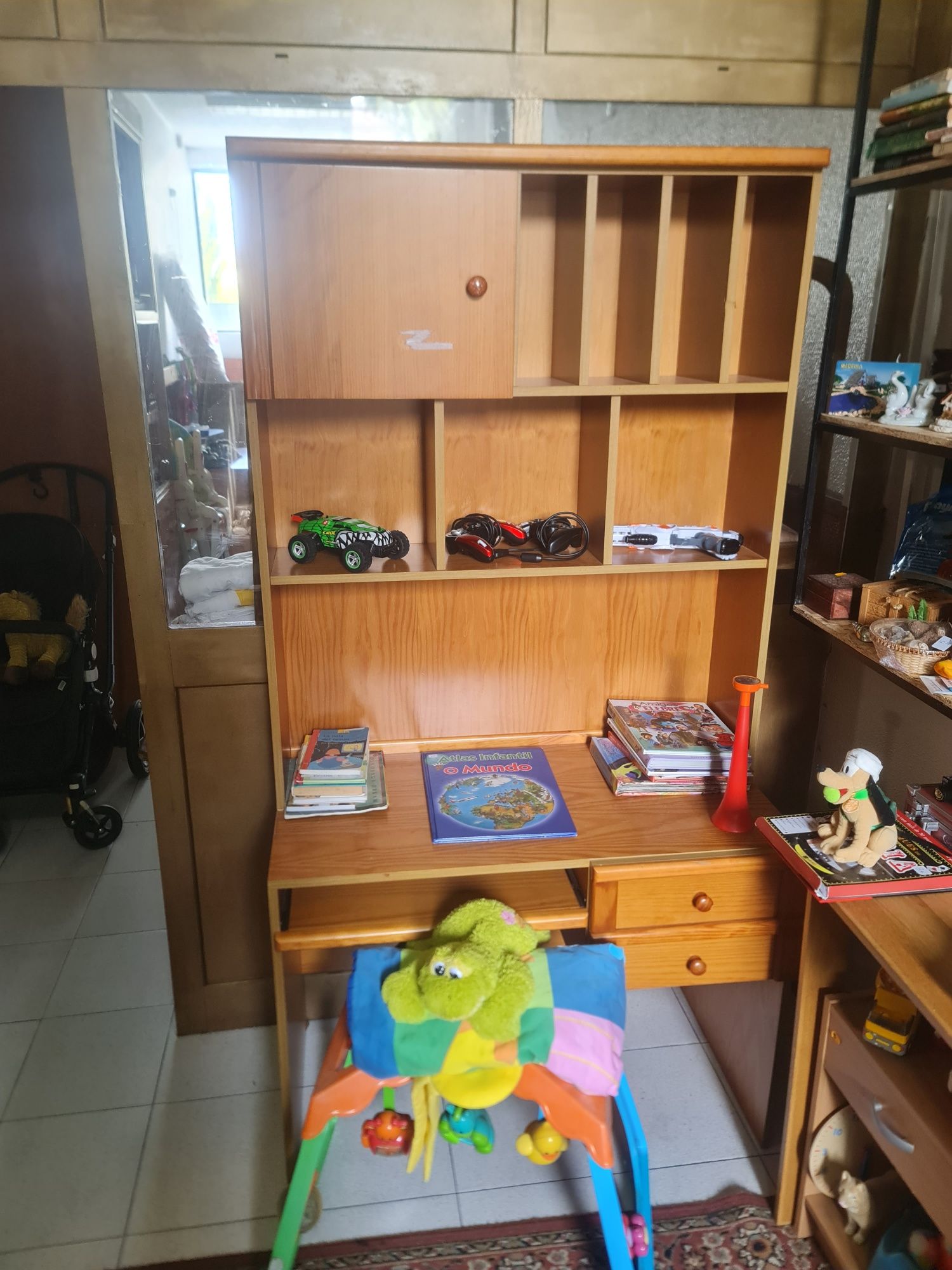 Vendo secretária com cadeira