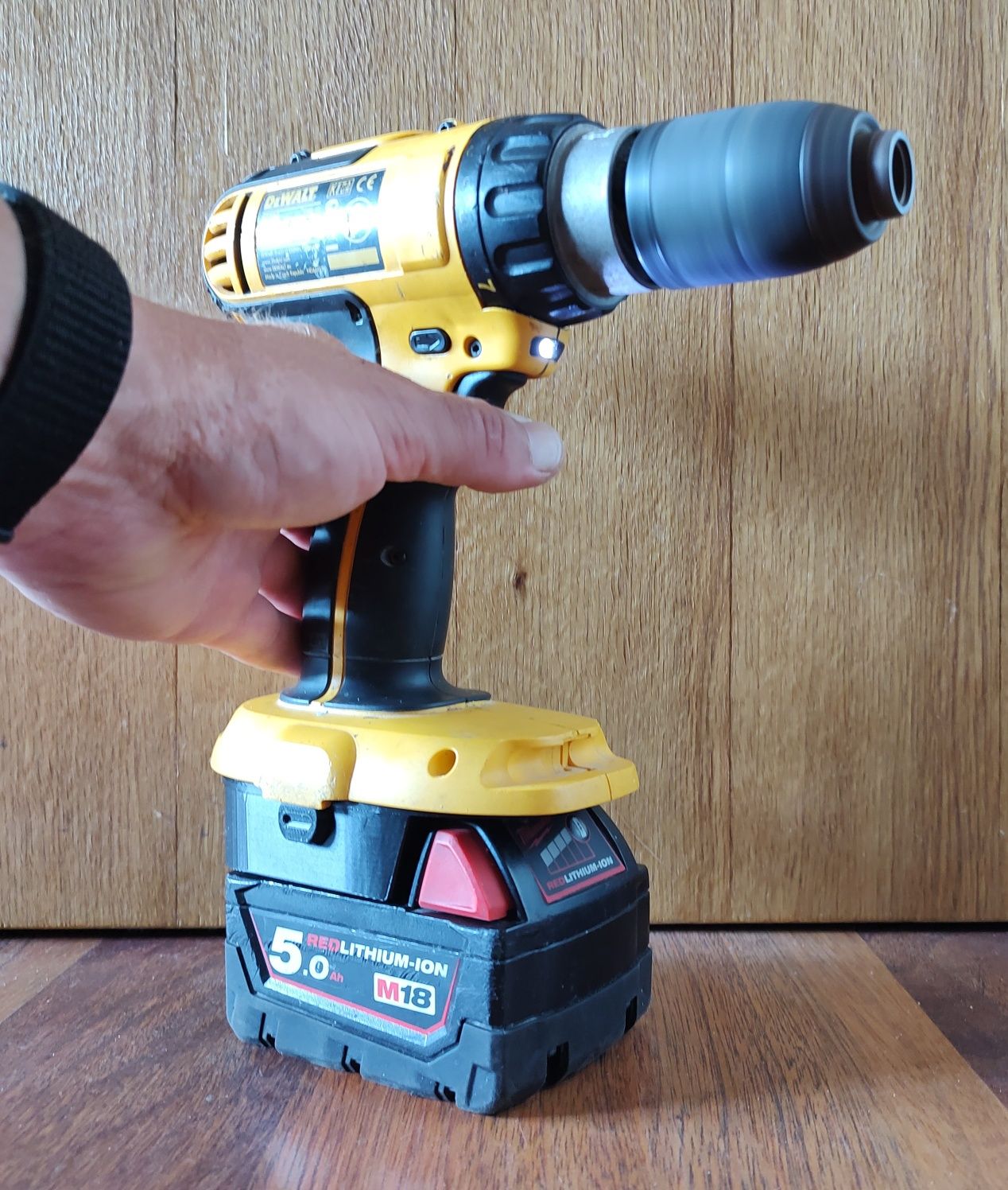 Adapter DeWalt stary Ni-Cd (XRP) na baterie Milwaukee M18