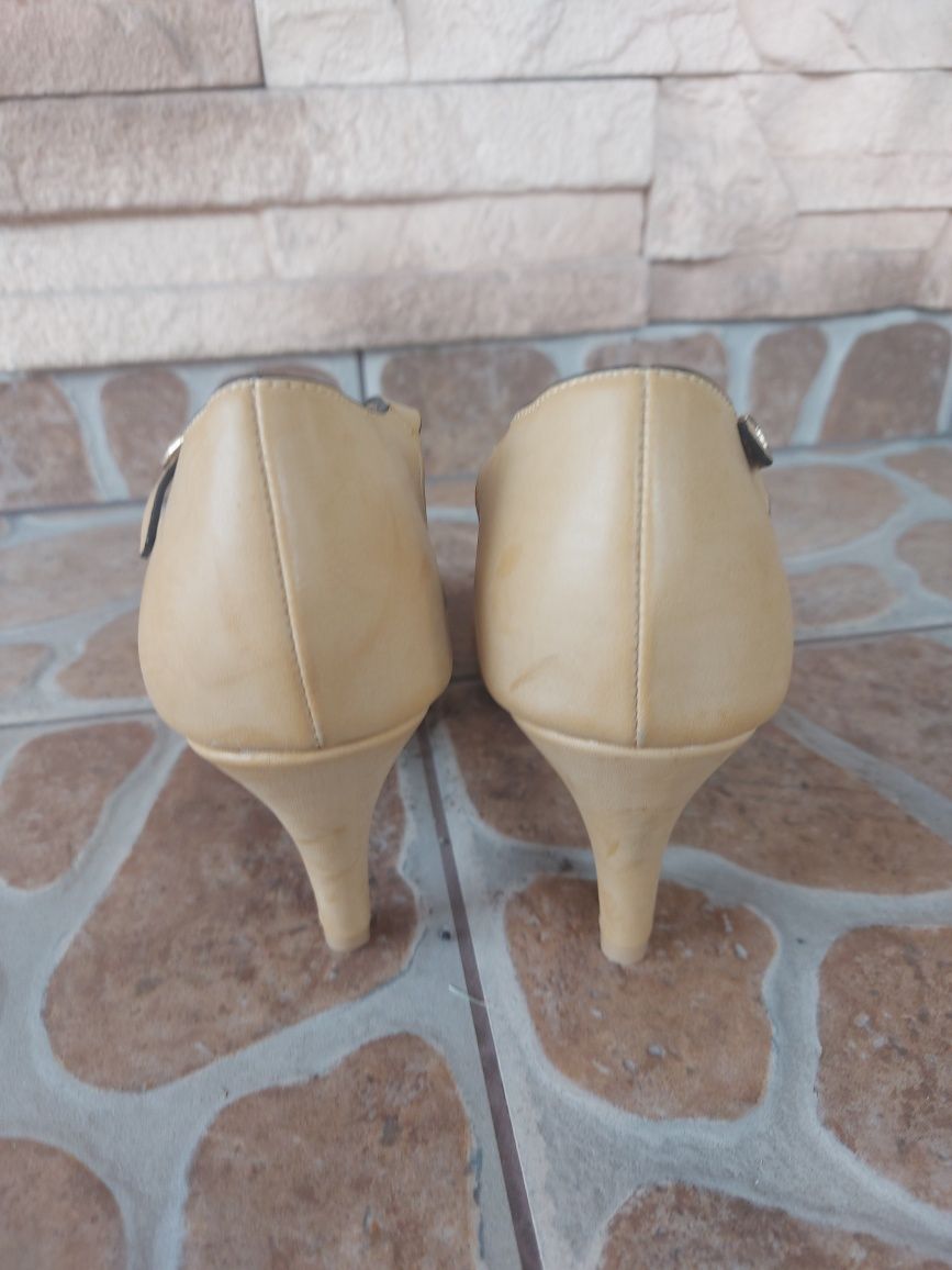 Buty na obcasie zapinane z odkrytymi palcami