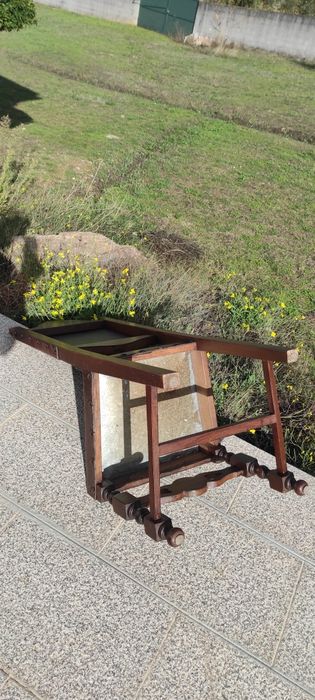 6 cadeiras de sala em madeira maciça e couro.