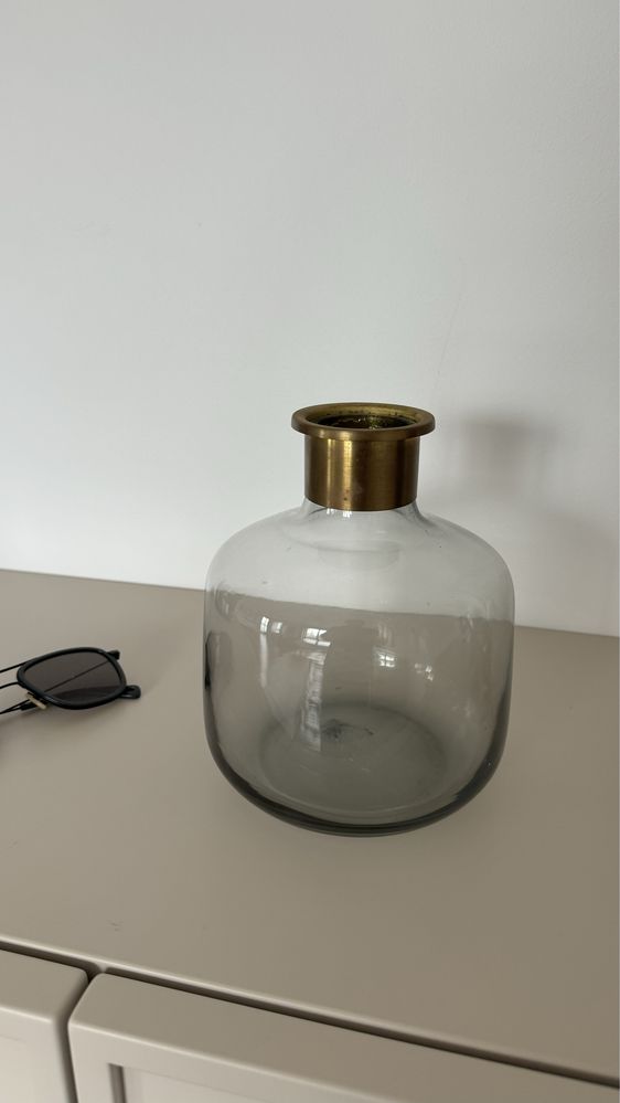 Wazon szklany z ZARA HOME ze mosiężnym kołnierzem