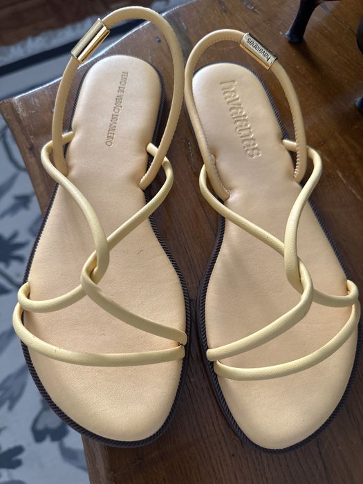 Varios pares de sapatos, que nao consigo usar.