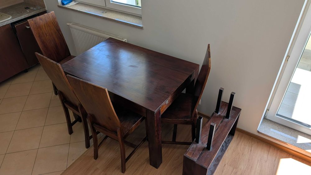 Stół drewniany i cztery krzesła w stylu kolonialnym