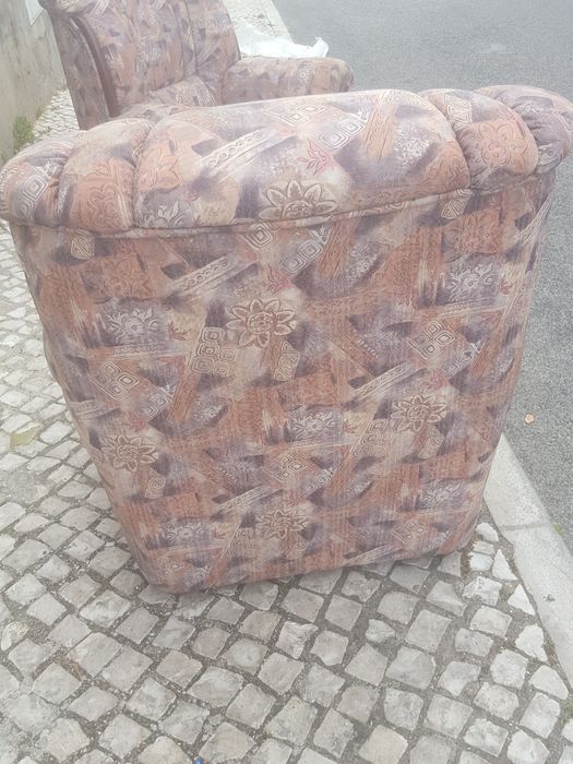 2 sofás  em  tecido  em bom estado