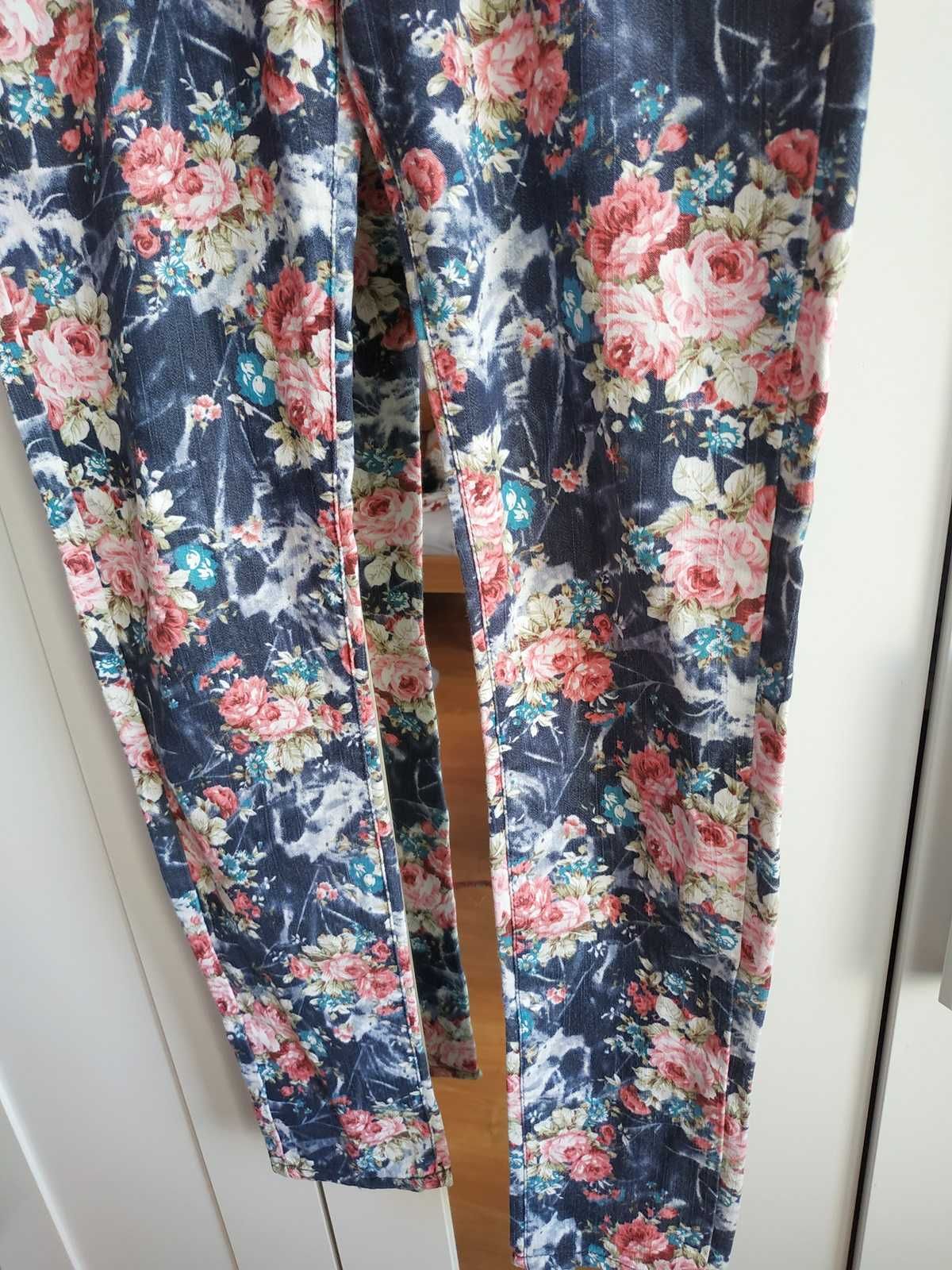 Spodnie w kwiaty r. 38
