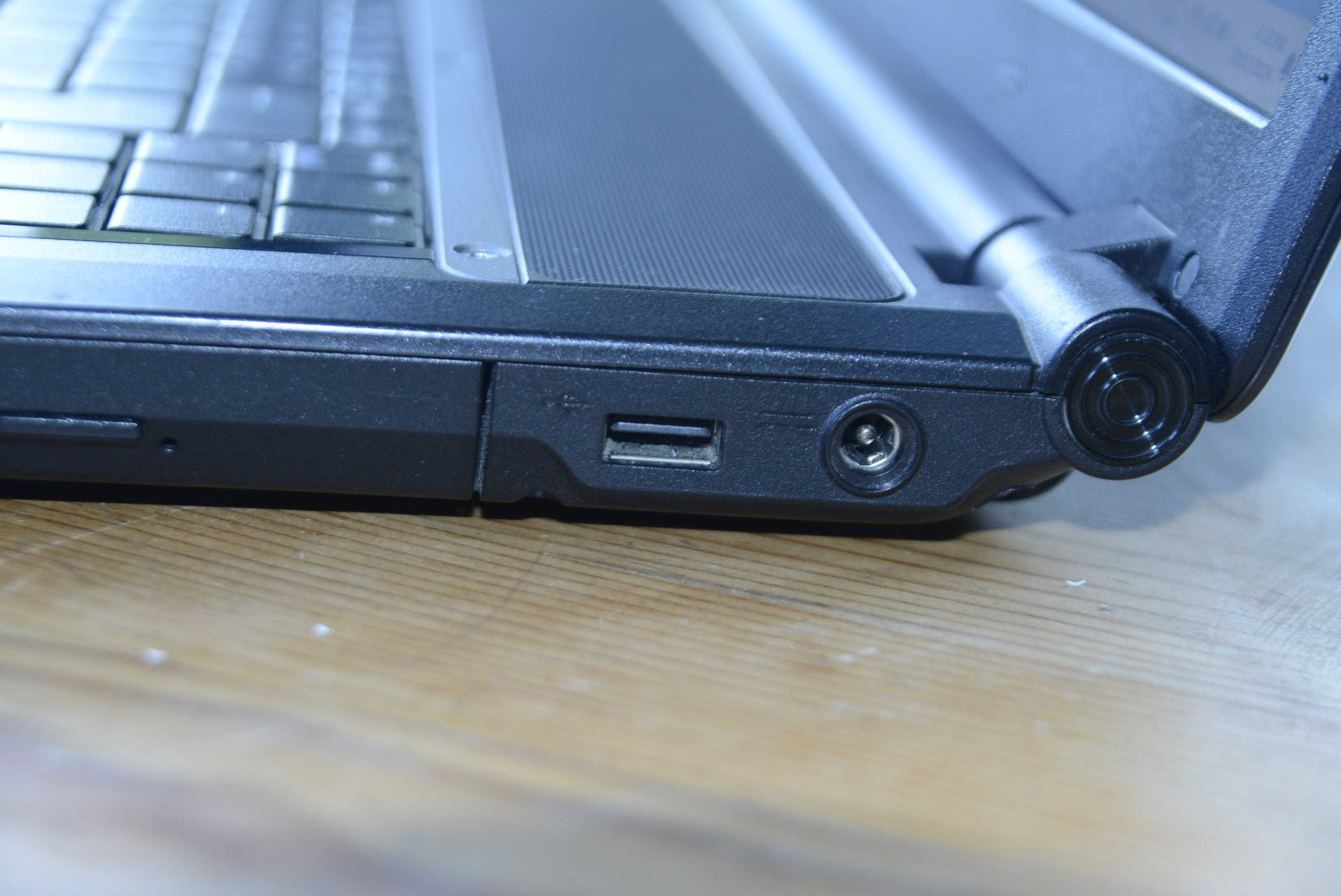 Wielki laptop multimedialny