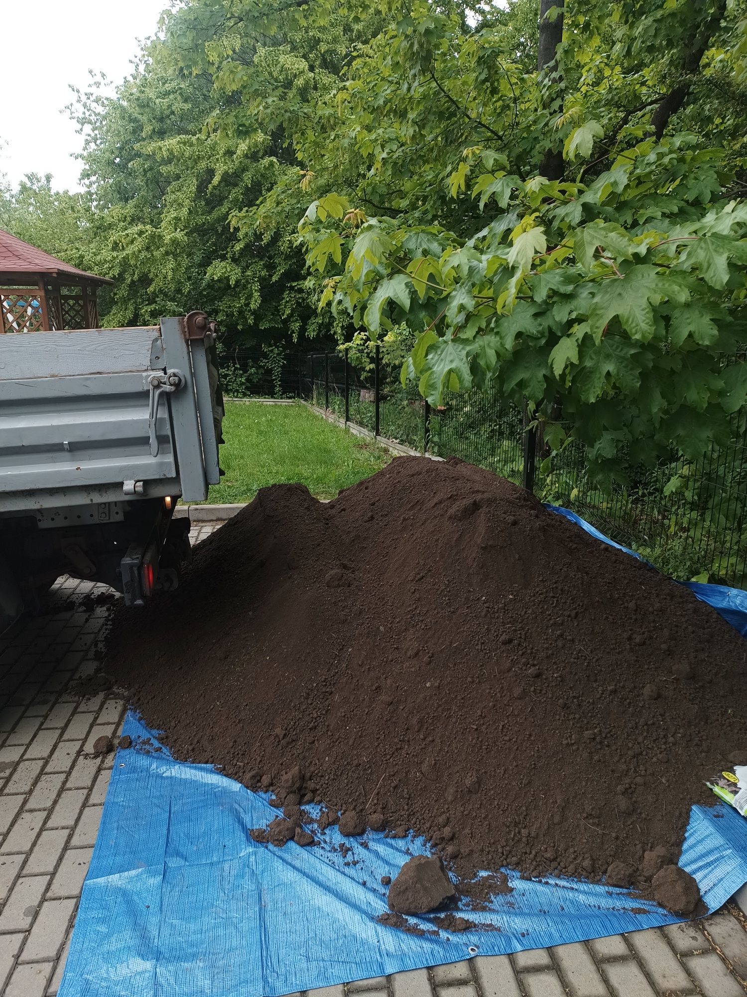 Ziemia ogrodowa siana piasek kamień koparka
