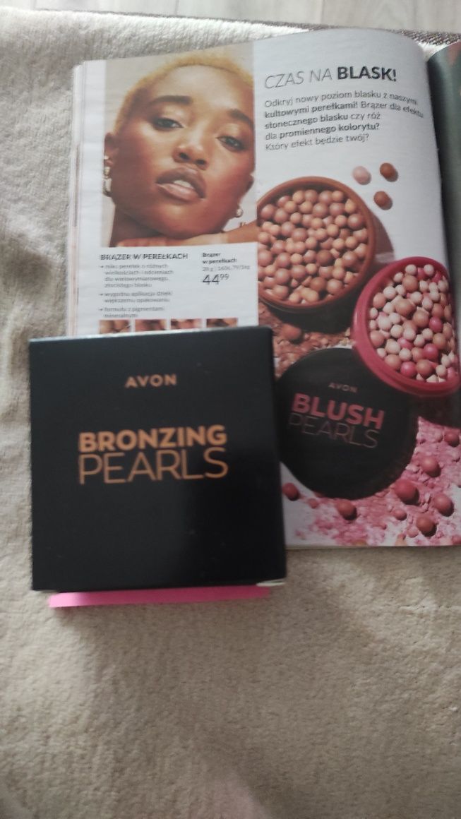Brązer w perełkach z firmy Avon