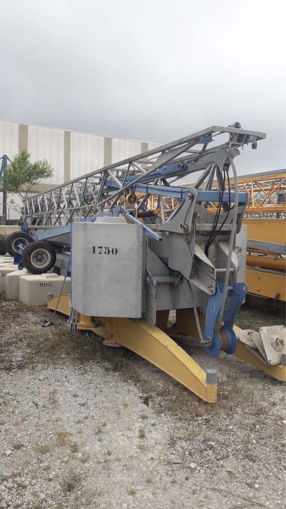 Vendo Grua de Marca POTAIN IGO 18 24 mt de lança 700KG