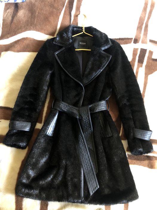 Еко шубка Guess чорного кольору