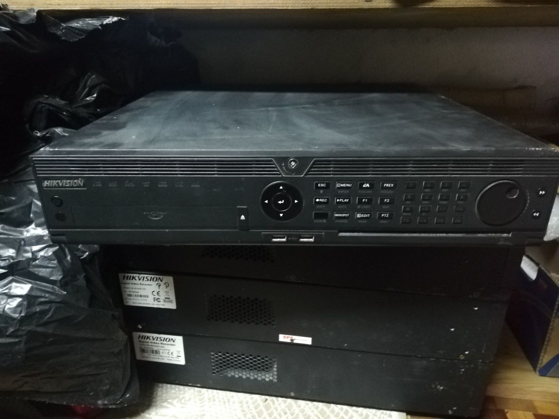 4x Hikvision rejestratory