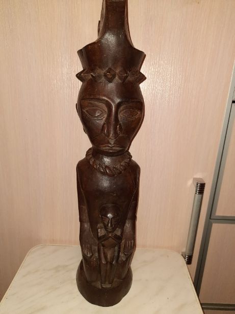 figurka rzeźba z drewna egzotycznego - postać klęcząca, wys. 43 cm