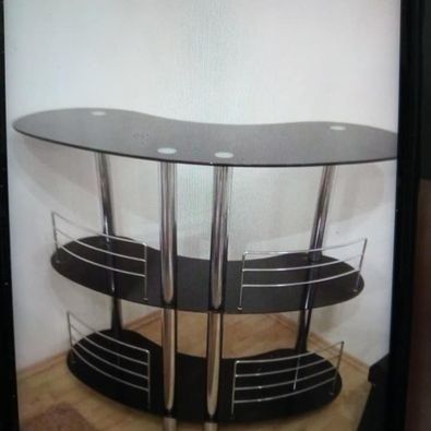 Szklany barek z półkami oraz barierkami jysk