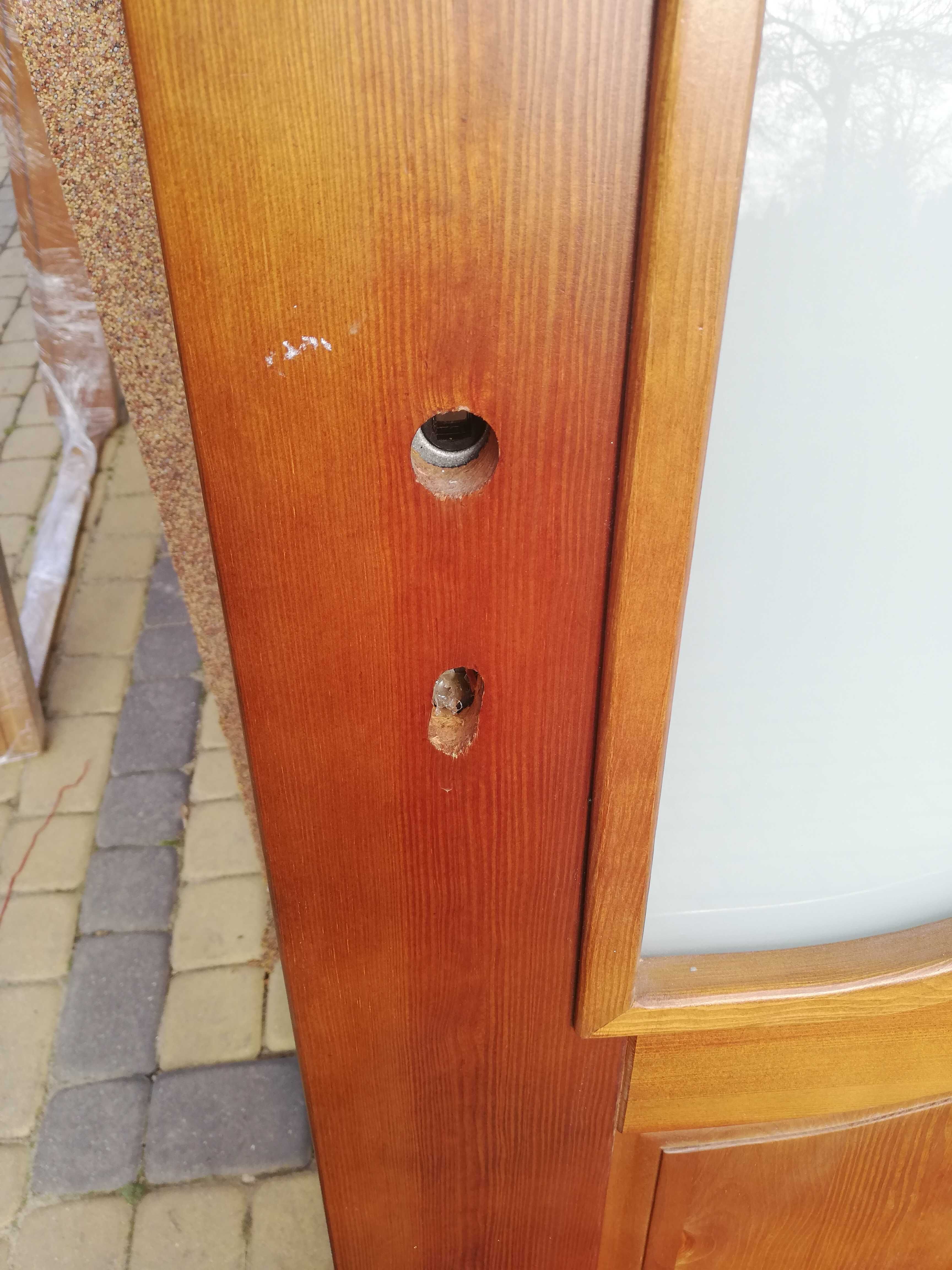 Drzwi drewniane wewnętrzne z ramą i listwami maskującymi