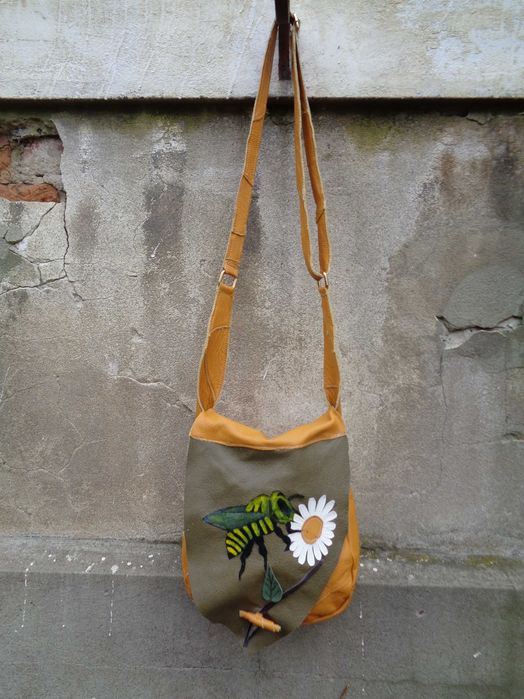 Artystyczna skórzana torebka z pszczołą. Handmade