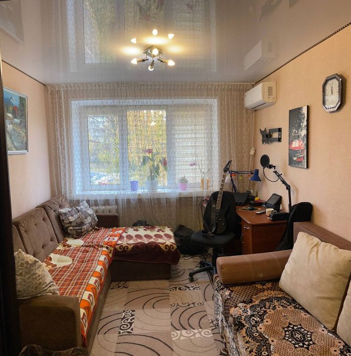 Продаж гарної кімнати з зручним місцерозташуванням.