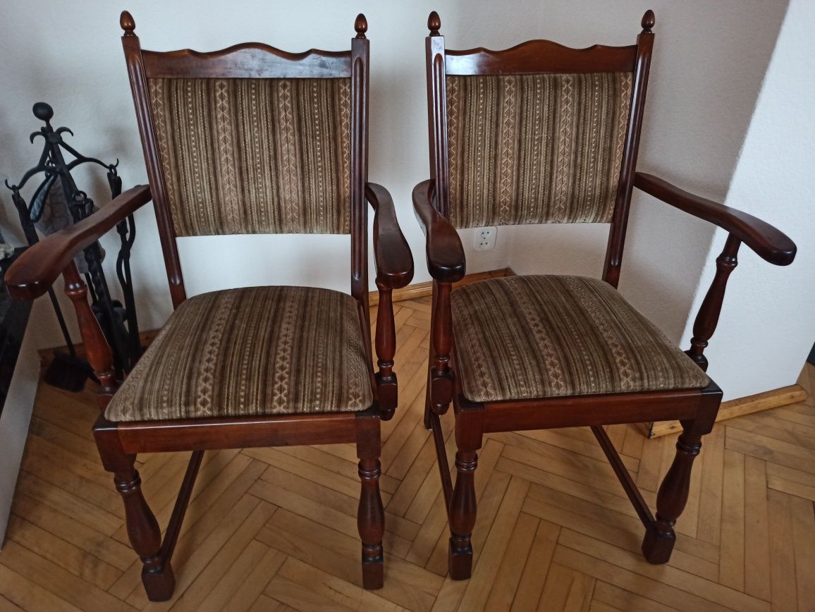 Stylowe drewniane krzesła / fotele tapicerowane ze sprężynami