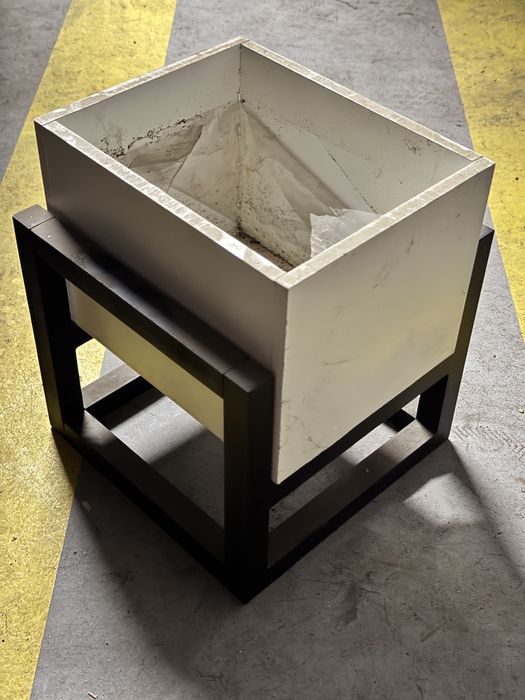 Doniczka biala z czarnymi nóżkami 25x25x25