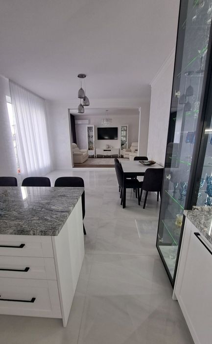 Продається новий сучасний будинок з басейном і терасою