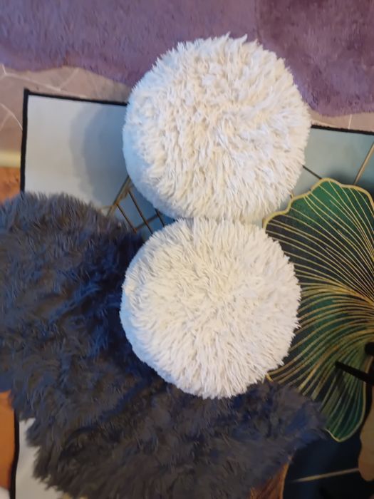 Stolki puszyste biale
