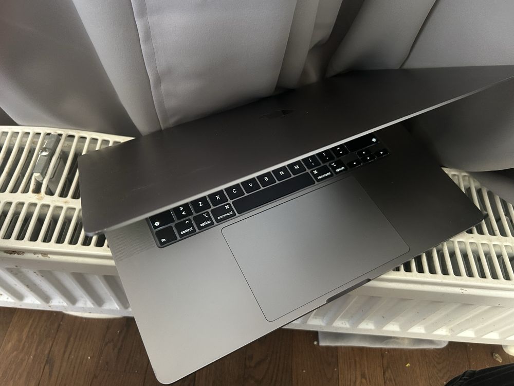 MacBook Pro A2141 i9 32GB 1TB SSD GF5500M