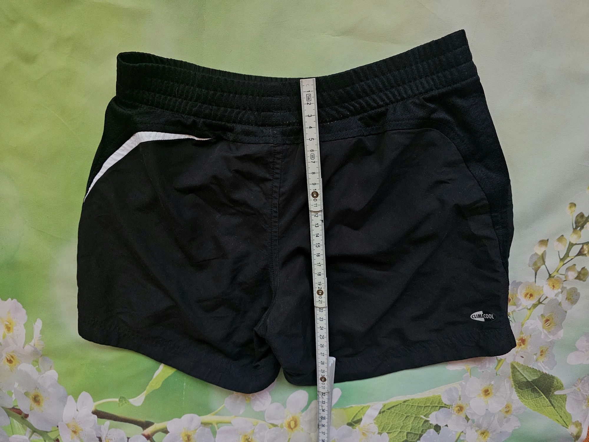 Продам стильные женские шорты Adidas