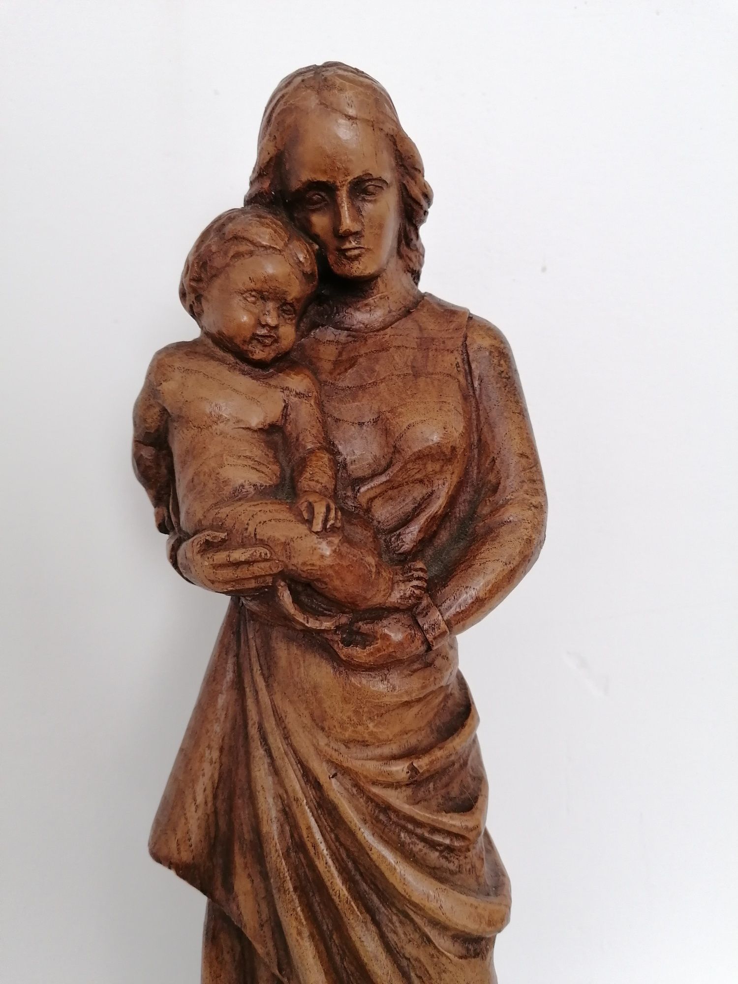 Figurka Matki Boskiej z dzieciątkiem
