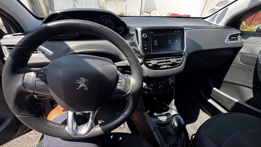 Peugeot 208 muito novo