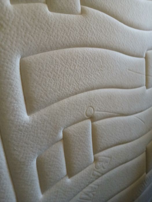 Colchao  seminovo mede 1.90 x1.40