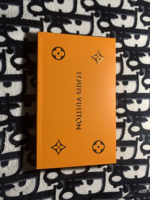 Gorro + Cachecol LV Cinza Claro (C/ Caixa)