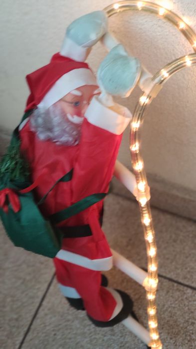 Mikołaj ozdoba świąteczna na świecącej drabinie led