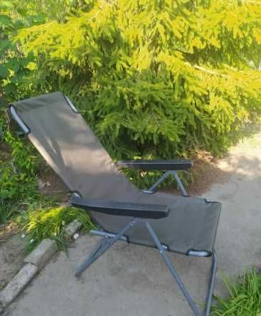 Розкладне садове крісло. Розкладний стілець.