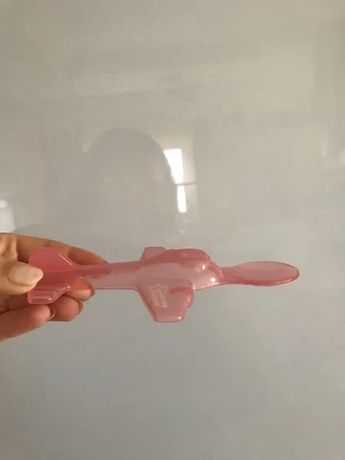 Colher de plastico em forma de avião