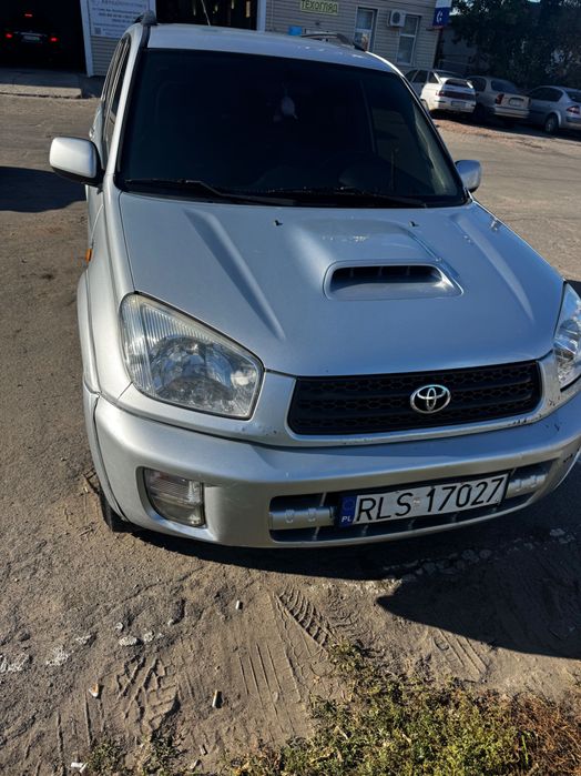 Машина Тойота раф 4