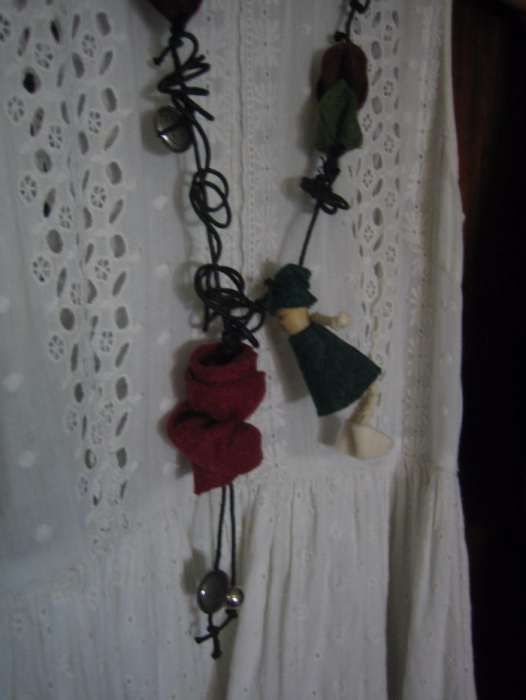 Colar comprido Natura, em feltro, novo