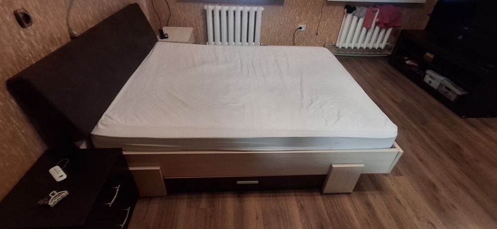 Двоспальне ліжко