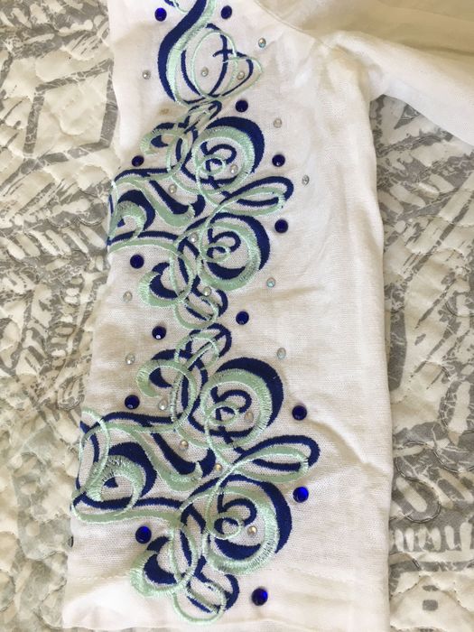 Сукня біла з вишивкою