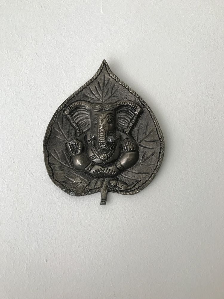 Placa de suspensão representando Ganesha