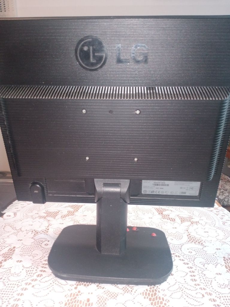 Komputer i monitor