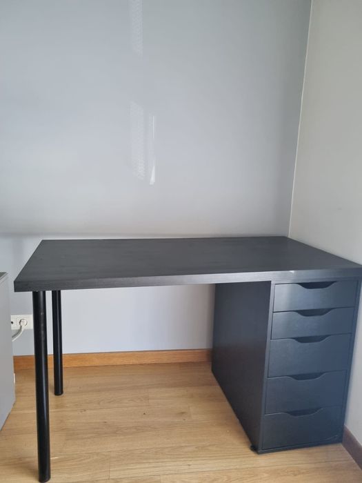 Secretaria preta IKEA com gavetas
