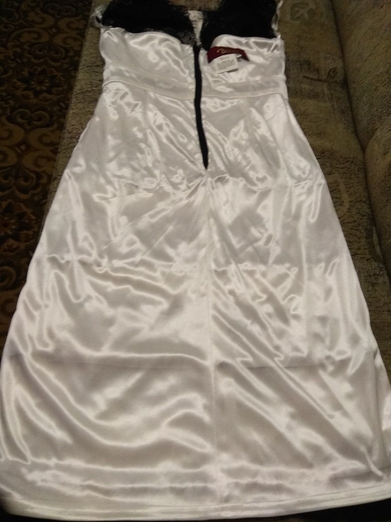 Нарядное платье с кружевом, размер М