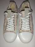 Tênis marca Guess