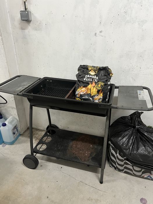 Grelhador barbacue com laterais de apoio