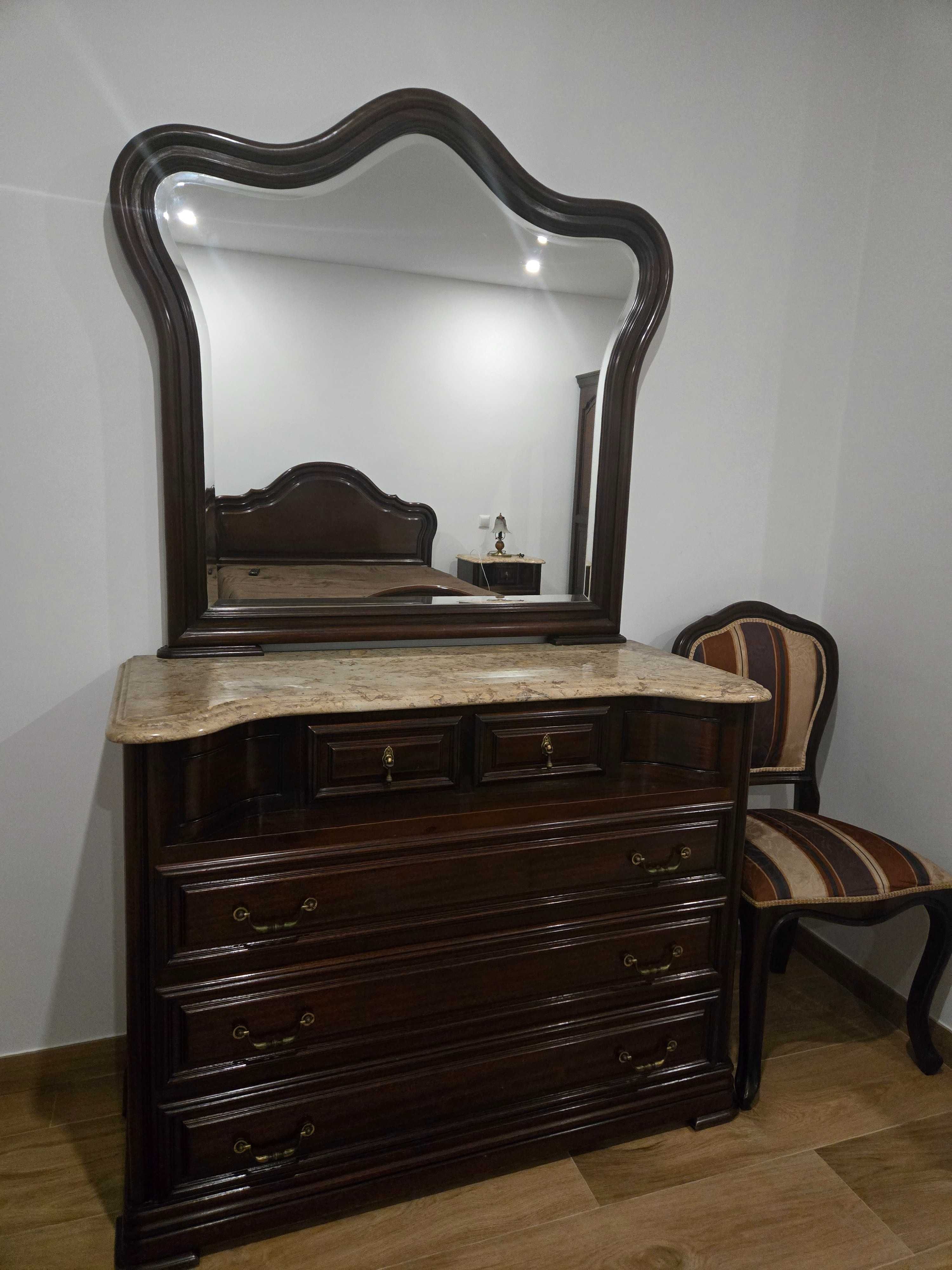 Quarto completo em madeira e tampos em pedra