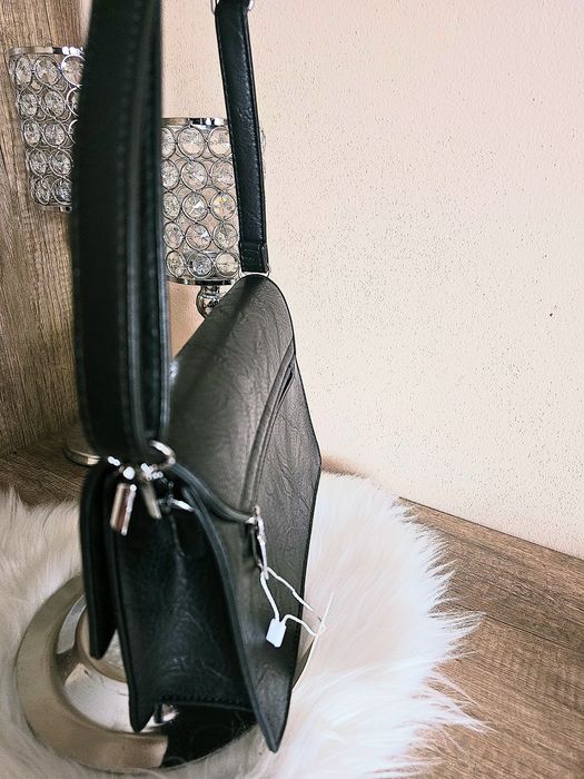 Czarna torebka listonoszka z ekoskórki